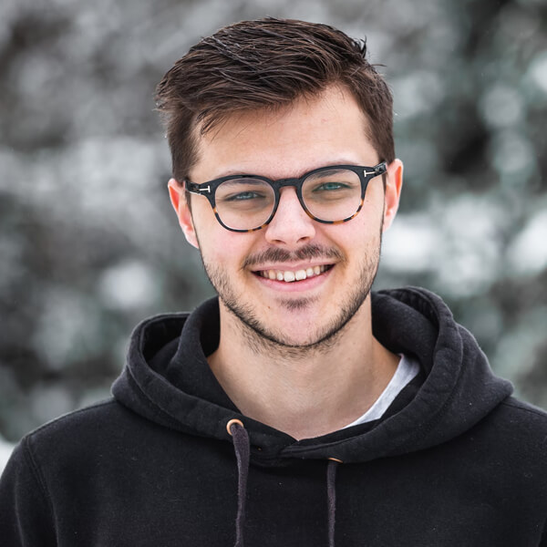 Dozentin mit Fokus auf Datenaufbereitung und Analyse